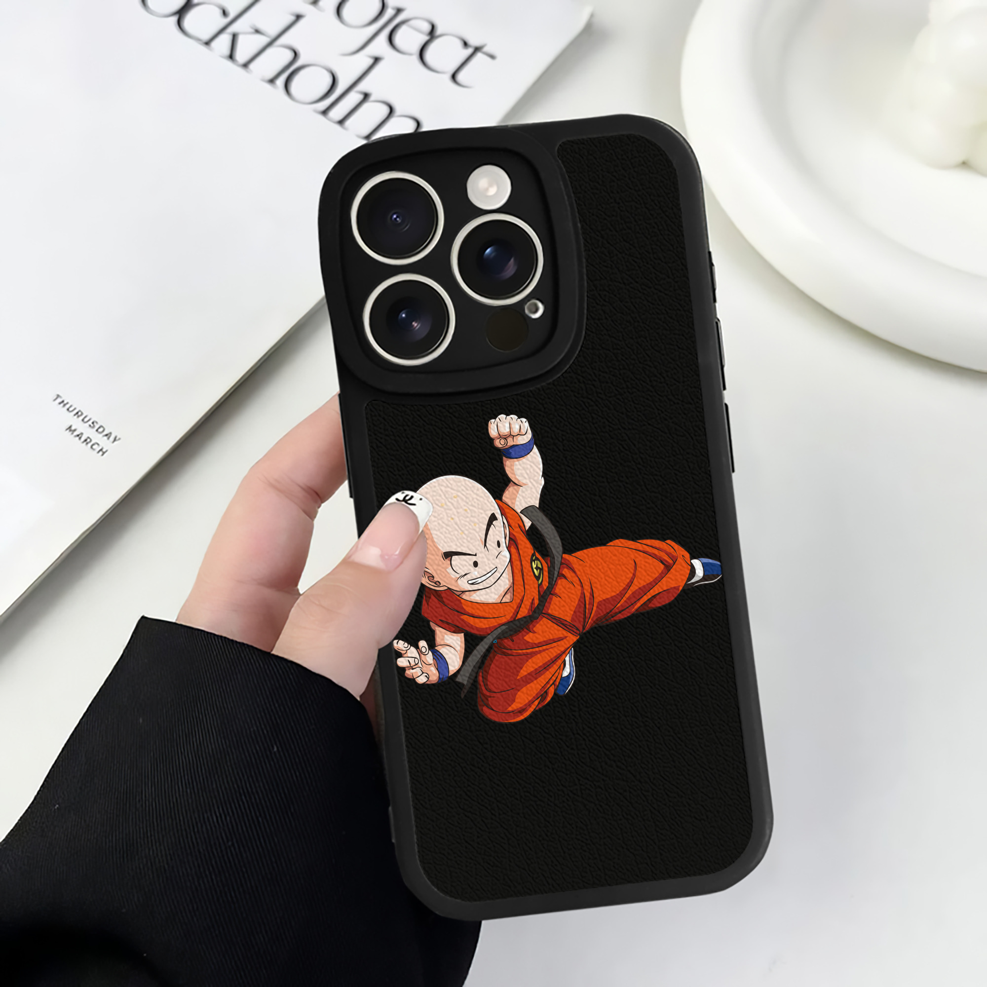 （画像用） ドラゴンボール クリリン DRAGON BALL krillin 【iPhone 16シリーズ対応】シリコンスマホケース（レザー調） 材質：シリコン